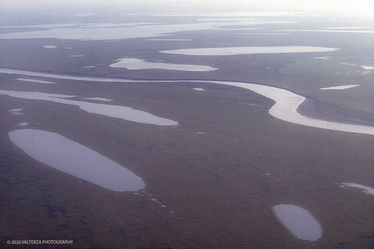 09 SIBERIA.jpg - Luglio/Agosto 1992. Siberia, terra dei Chukchi. Nell'oceano artico  125 Km a nord-est della penisola dei Chukchi (Siberia) c'Ã¨  l'isola di Wrangel, essa ospita piÃ¹ del doppio di specie vegetali (417) di qualsiasi territorio artico a paritÃ  di superficie nonchÃ¨ 30 specie diverse di uccelli oltre ad orsi polari, foche e trichechi ; per questo motivo   Ã¨ stata proclamata patrimonio dell'umanitÃ  dall'UNESCO. Nella foto veduta aerea della taiga siberiana nel trasferimento da Khatanga a Chokurdakh con un trireatoore russo YAK 40 destinazione Providenja per proseguire il viaggio in nave.